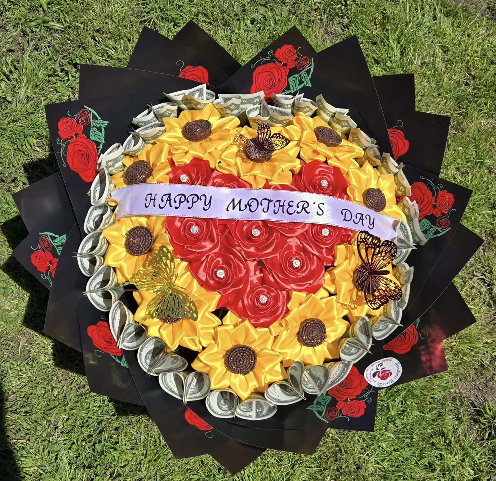 Ramo Corazón de Rosas y girasoles con billetes